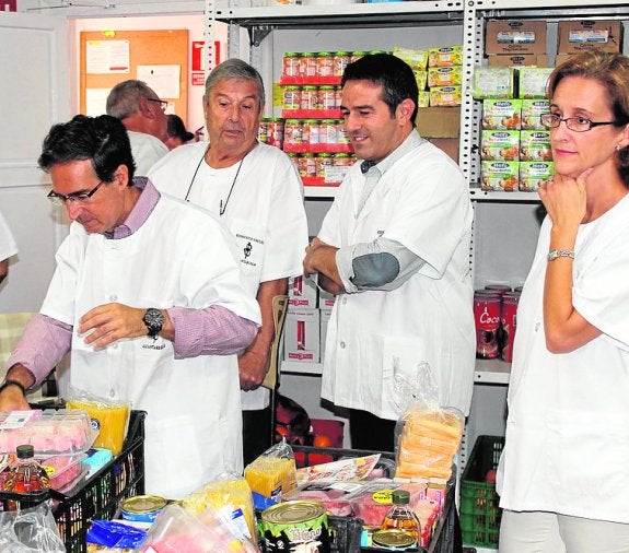 El director general de Hidrogea, Javier Ybarra, y el alcalde de Alcantarilla, Joaquín Buendía durante su visita al comedor de la asociación Beata Piedad de la Cruz. 