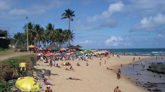 Una mujer que hacía top-less recibe una paliza en una playa francesa