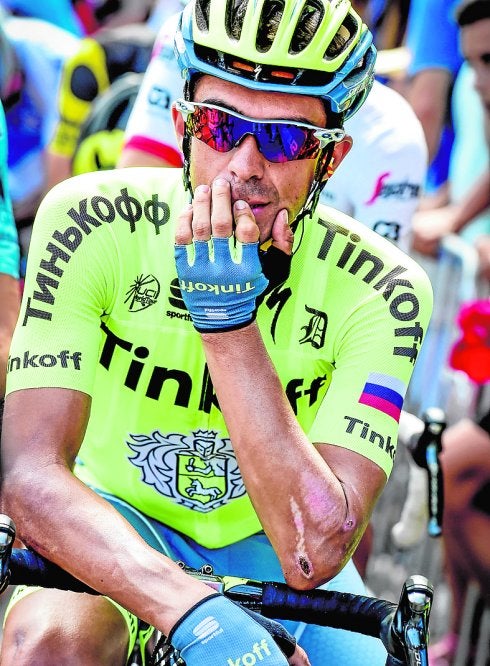 Contador, pensativo antes de la salida de una etapa.