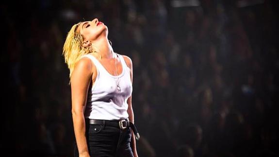 Este suele ser su 'look' para los conciertos ahora, diametralmente opuesto a la imagen que cultivó