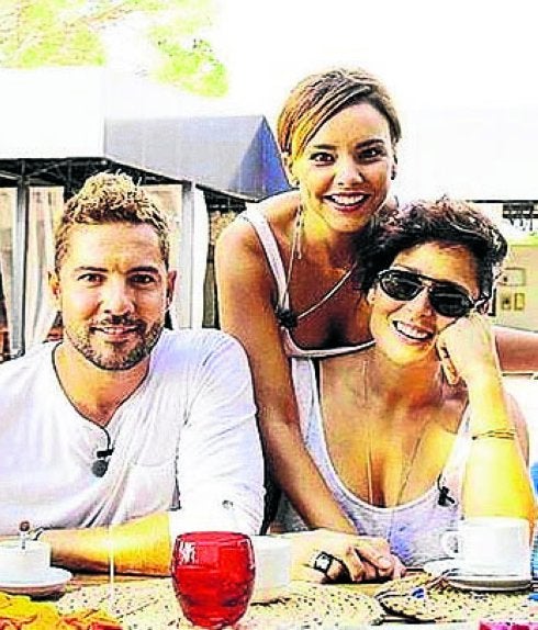 Bisbal y Chenoa, con Rosa.
