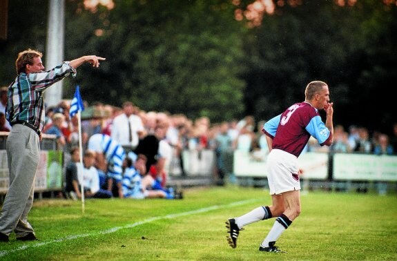 Steve Davies salta al campo del Oxford City con el número 3 del West Ham a la espalda 