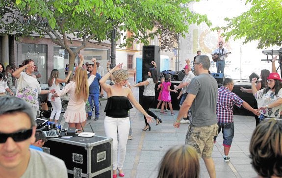 El público de la glorieta de San Vicente se puso a bailar durante el concierto en directo que ofreció David Andreu y su banda con el mejor flamenco. 