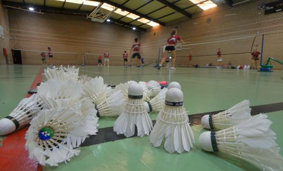 Un entrenamiento del Club Bádminton Cartagena en el Jiménez de la Espada. 