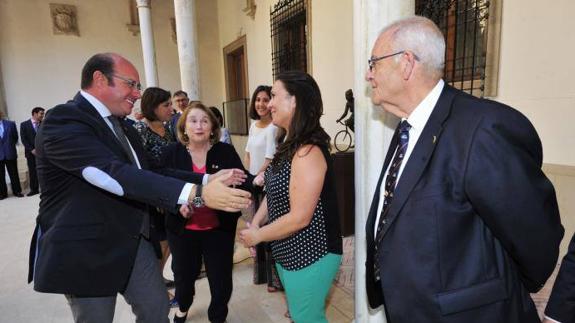 Pedro Antonio Sánchez recibe en San Esteban a los representantes del Colegio de Farmacéuticos de la Región. 