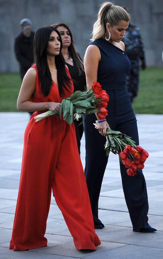 Kim y Khloe Kardashian visitaron en 2015 el monumeno en homenaje a las víctimas del genocidio armenio cometido por Turquía en 1915. 