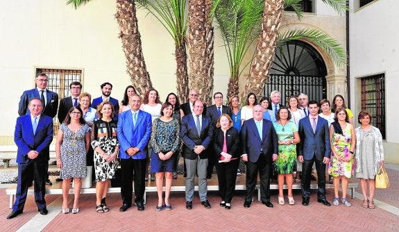 Los farmacéuticos junto a Pedro Antonio Sánchez y Encarna Guillén en el Palacio de San Esteban. 