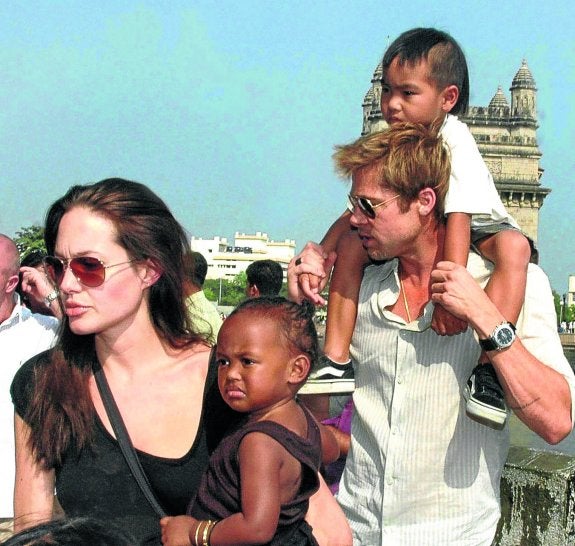 Angelina Jolie y Brad Pitt intentaban dar la imagen de matrimonio protector pendiente de sus seis hijos. :: r. c. 