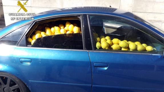 Un coche lleno de limones robados. 