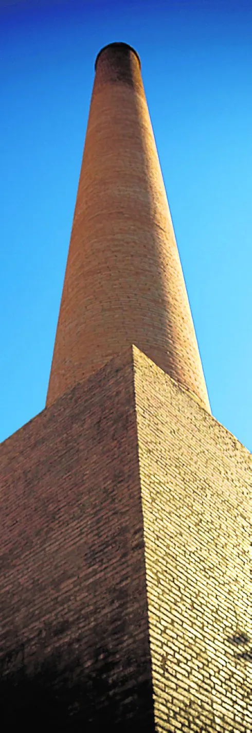 La chimenea de la fábrica de cerámica Esteban Romero se levanta imponente en Las Tejeras; en algunos puntos de su base tiene grafitis que la afean. 