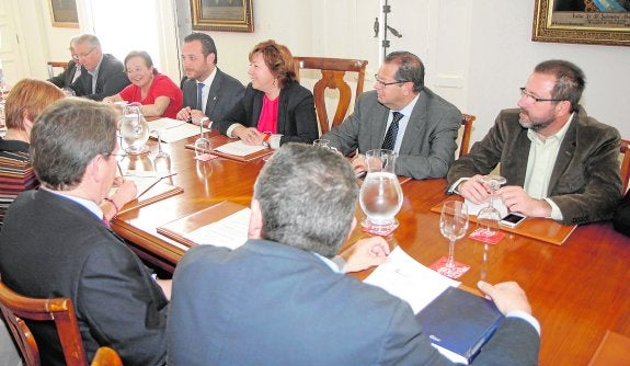 La Junta de Gobierno Local, reunida en abril de 2013 bajo la presidencia de Pilar Barreiro. 