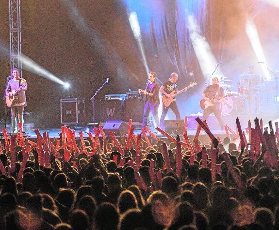 Los murcianos Maldita Nerea actúan ante la multitud en el Amstel Fest. 