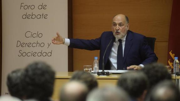 Pérez de los Cobos, este lunes, durante la conferencia.