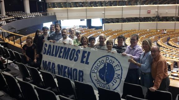 Miembros de la Plataforma Pacto por el Mar Menor desplegando una pancarta reivindicativa ante la Comisión Europea.