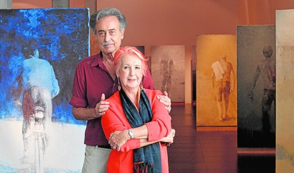El pintor Pedro Cano y la periodista Rosa María Calaf. 