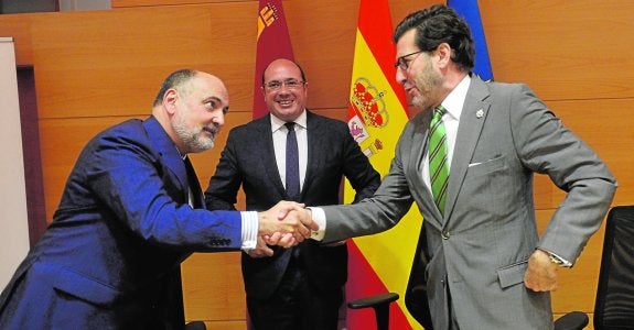 Francisco Pérez de los Cobos saluda a Miguel Pasqual del Riquelme en presencia de Pedro Antonio Sánchez. 