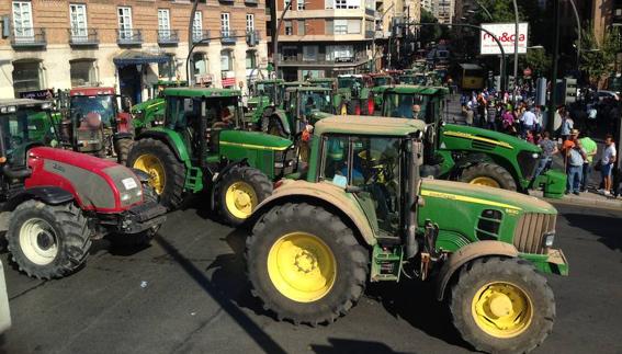 Agricultores y tractores paralizan la Gran Vía de Murcia.