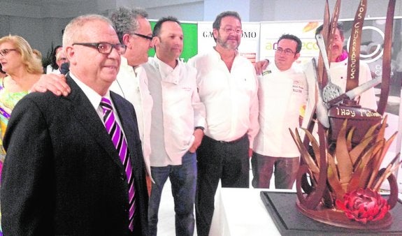 Alcaraz (i), frente al homenaje en chocolate de Andrés Mármol (2i). 