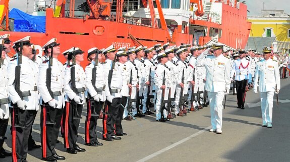 El almirante de la Flota pasa revista a la tropa, en el muelle Juan de Borbón del Arsenal. 