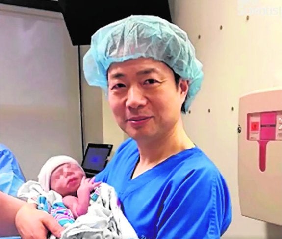 El doctor Zhang, con el bebé nacido en México. 