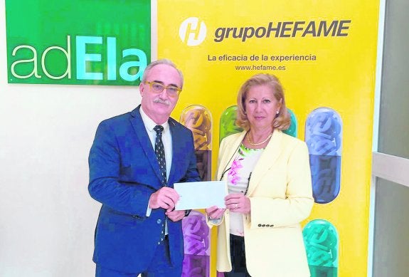Manuel Suárez Ortega, secretario general de la Fundación Hefame, y Adriana Guevara, presidenta de la Asocación Nacional de ELA, en el momento de la entrega. 