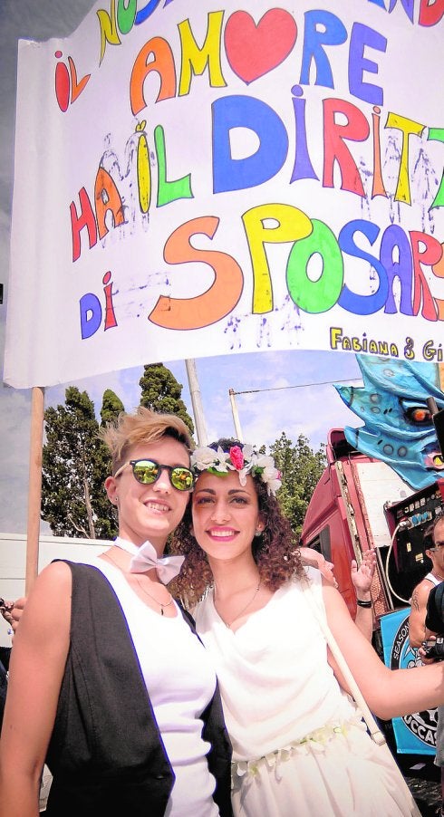 Una pareja de lesbianas, en una movilización gay en Italia.