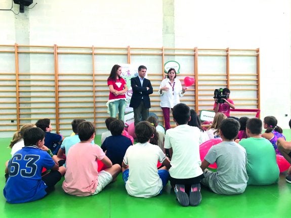 Encarna Guillén, con alumnos del colegio Nuestra Señora de Belén con motivo del Día del Corazón. 