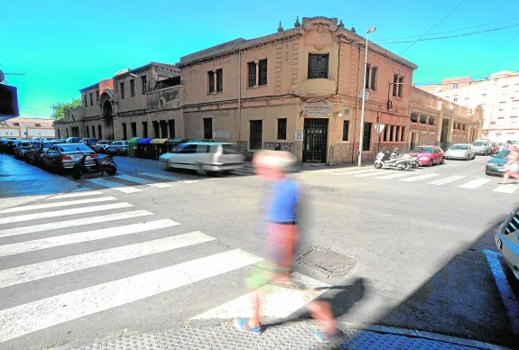 Un hombre cruza por el paso de peatones y, al fondo, la Casa del Niño.