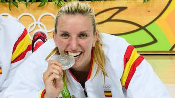 Laura Gil con su medalla. 