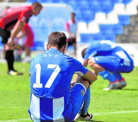 Jugadores del Lorca, tras una derrota.