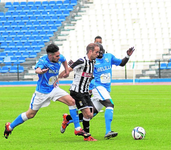 Sergio García, entre dos rivales, en el último Melilla-Efesé. 