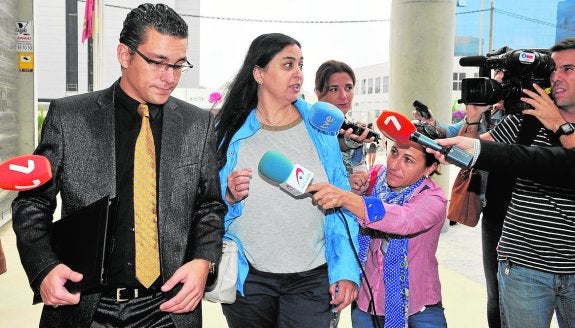 María Rosa Vázquez, junto al letrado Raúl Pardo-Geijo Ruiz, ayer, a su llegada a la Audiencia.