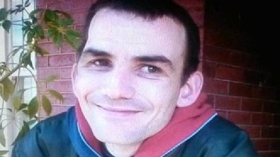 La víctima, Robert Wright, fue arrojada por el balcón de su habitación