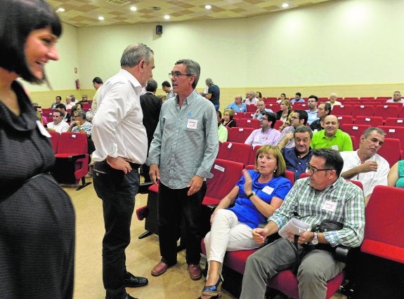 Rafael González Tovar charla con Ramón Ortiz en presencia de María González Veracruz, María Antonia Martínez y Francisco Abellán.