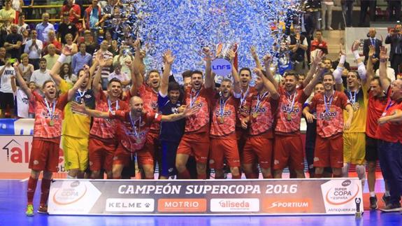 Los jugadores de ElPozo celebran el título. 
