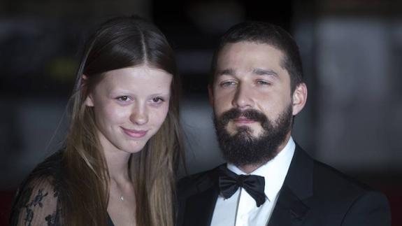 Shia LaBeouf y Mia Goth. 