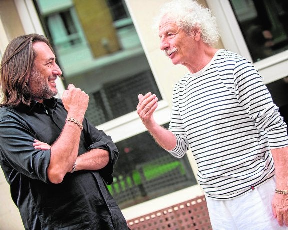 Juan Manuel Chumilla y Rafael Álvarez 'El Brujo' charlan en Murcia, ayer. 