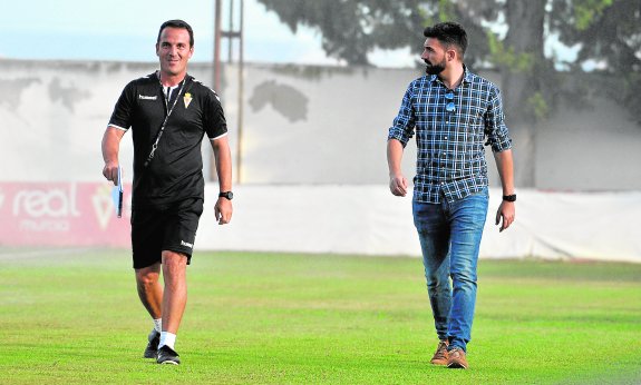 Paco García y Guillermo Fernández Romo, en el campo de Cobatillas. 