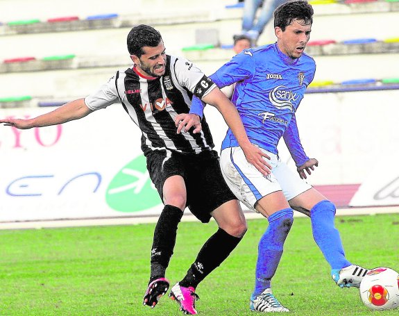 Miguel Ángel Riau, en un partido ante el San Fernando de abril de 2014 en el que llevó el brazalete de capitán. 