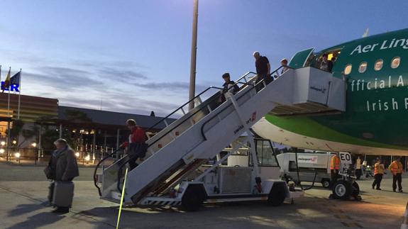 Turtistas desembarcando en el aeropuerto de San Javier. 