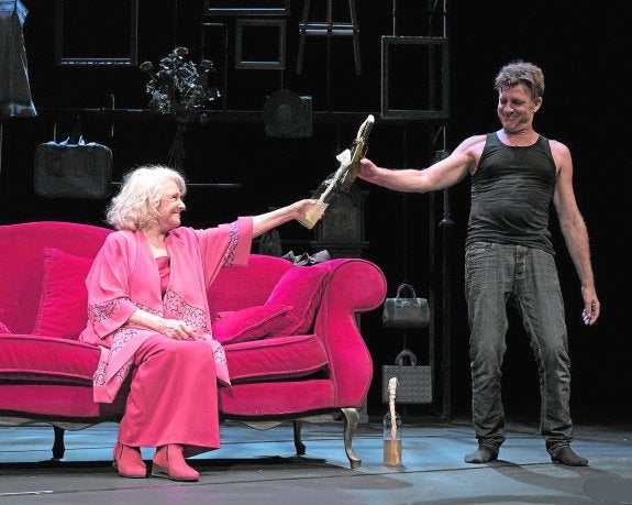 Lola Herrera y Juanjo Artero, durante la representación de 'La velocidad del otoño'.