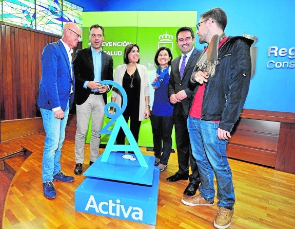 Domingo Coronado (Las Torres de Cotillas), Marcos Ortuño (Yecla), Encarna Guillén, María Teresa Martínez, Joaquín Buendía (Alcantarilla) y Fernando Miñana (Molina), ayer en la presentación del programa.