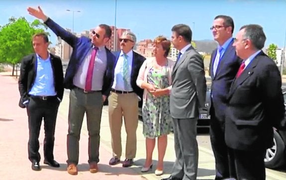 Barreiro y Catalá, en el centro, en su visita a Mandarache en mayo de 2014, junto a otras autoridades.