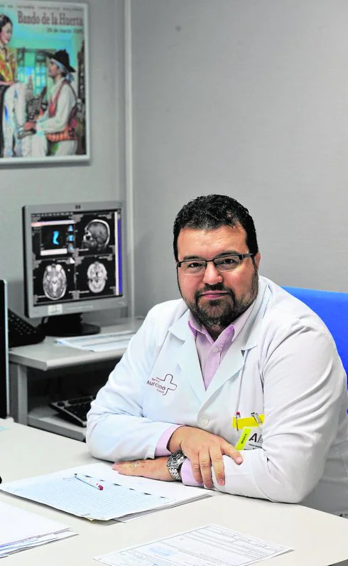 David Pérez, neurofisiólogo, en su despacho.
