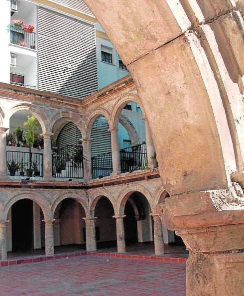 Claustro dominico tal y como se conservaba antes del terremoto que obligó a desmontarlo por los daños que sufrió.