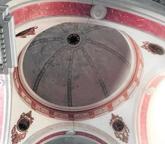 La cúpula central del templo, donde se aprecian profundas grietas en todos los arcos.
