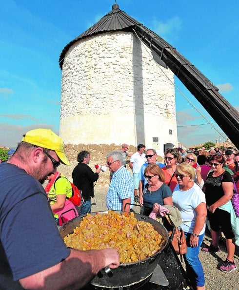 Reparto de migas en el Molino Zabala, con un aspa rota.