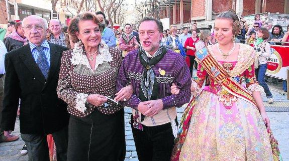 Todavía eran tiempos felices para Carmen Sevilla cuando fue fallera de honor en Na Jordana (Valencia) en 2008.