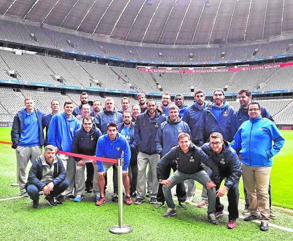 Visita al Allianz Arena. La plantilla y el cuerpo técnico del UCAM Murcia aprovecharon ayer su estancia en Múnich, donde llegaron el lunes, para ver el estadio de fútbol del Bayern.