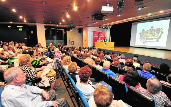 El salón de actos de Cajamurcia, lleno durante la charla de García Martínez y Tristante.